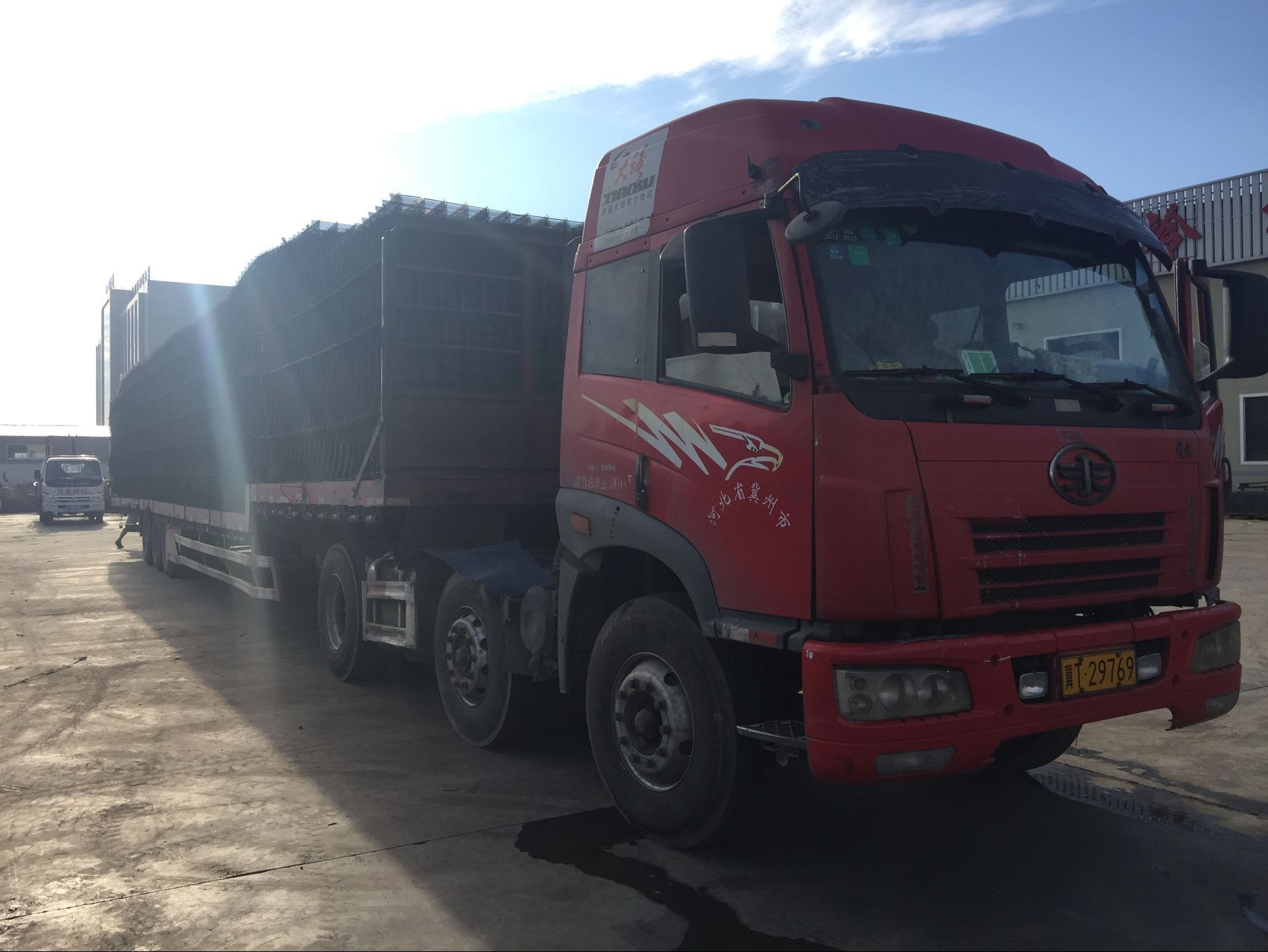 已 裝 車 的 鋼 絲 網(wǎng) 片